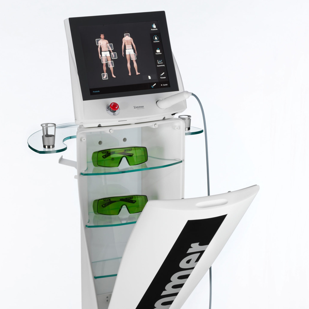 Apparecchio per laserterapia fisioterapica Zimmer MedizinSysteme, con vassoio, schermo touch e occhiali protettivi.